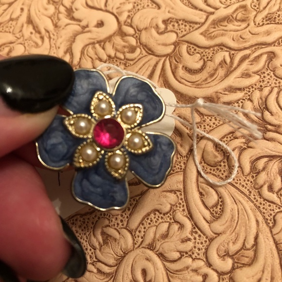 Cute Costume Jewelry Ring - Picture 2 of 3